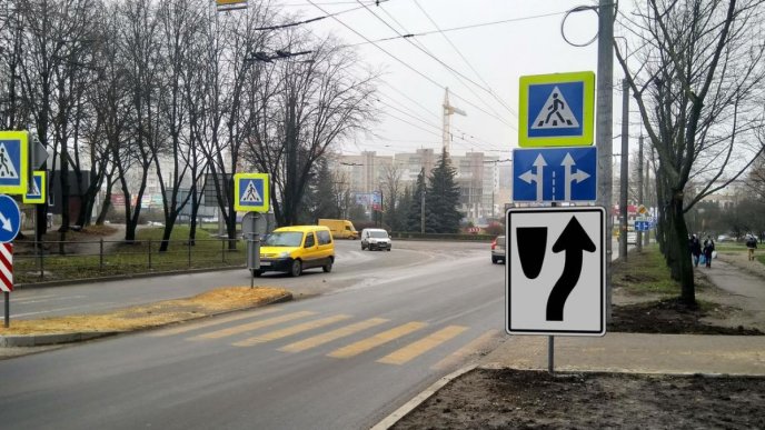Водіям варто знати: що означає та як діє новий дорожній знак — щит зі стрілкою – 01 Знак 7.25 на дорозі