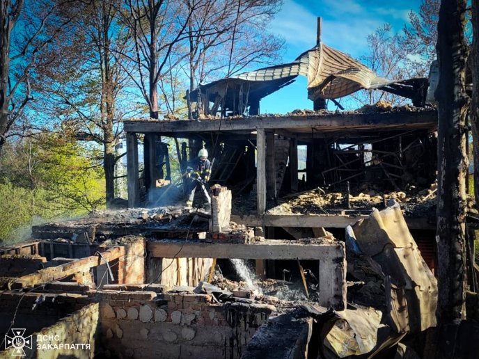 Вночі на Закарпатті згорів готель: де це сталось та фото від рятувальників – 01