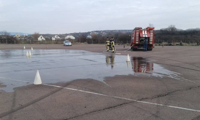 Закарпатські поліцейські "відшліфували" майстерність їзди в екстремальних умовах – 02