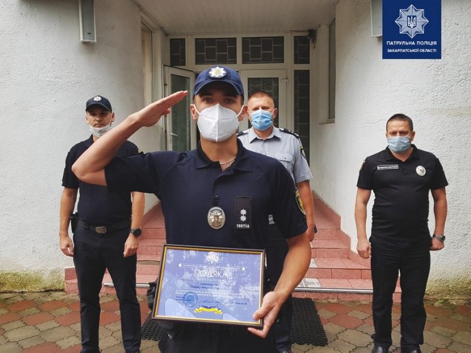 Двох закарпатських патрульних відзначили за сміливий вчинок – 03