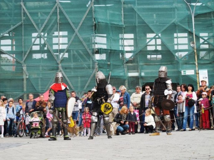 У центрі Ужгорода лицарі влаштували середньовічну битву – 04