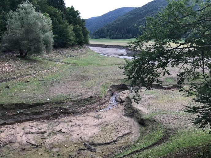 Пустеля серед лісу: як виглядає осушене Вільшанське водосховище – 01