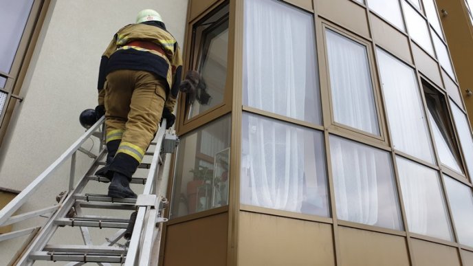 В Ужгороді врятували кота, який потрапив у халепу – 03