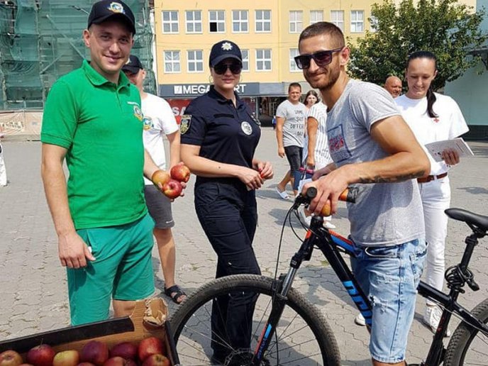 Поліція зупиняла закарпатців з незвичною пропозицією – 01