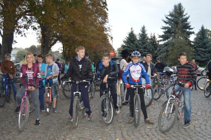 В Ужгороді відбувся велозаїзд "Night Ride" у светрах – 01