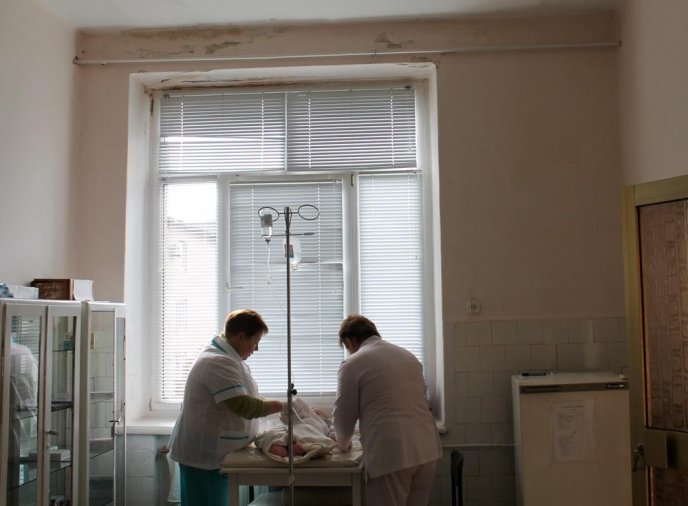 Жахи Хустської райлікарні: дах в аварійному стані й у дощ протікає, по стінах стікає вода, у палатах – грибок та плісень – 03