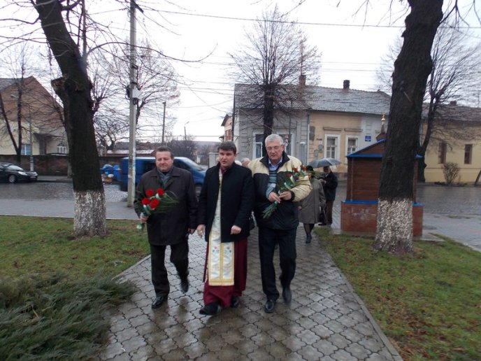 Зі сльозами на очах мукачівці відзначили День Соборності України (ФОТО) – 01