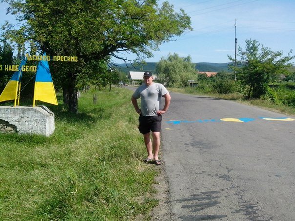 У Бобовищі активісти пофарбували вказівник у кольори національних барв (ФОТО) – 05