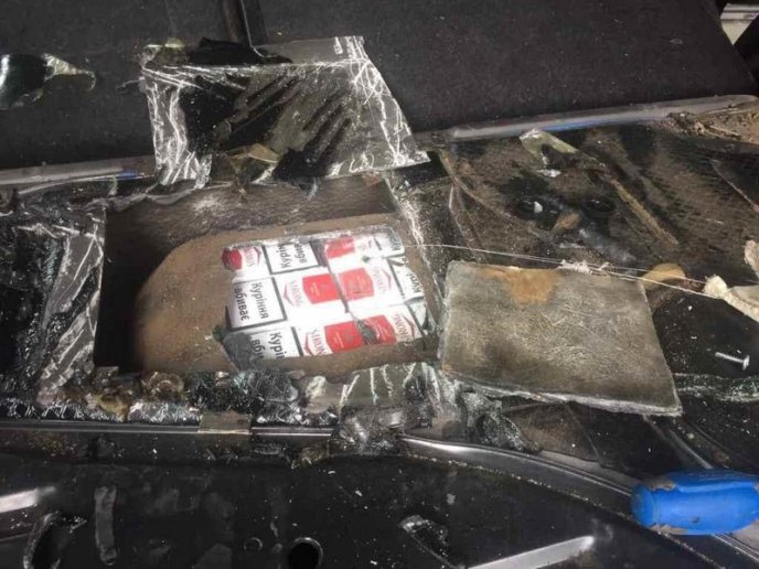 Двоє чоловіків намагалися перевезти контрабанду. Обоє залишилися без автівок – 04