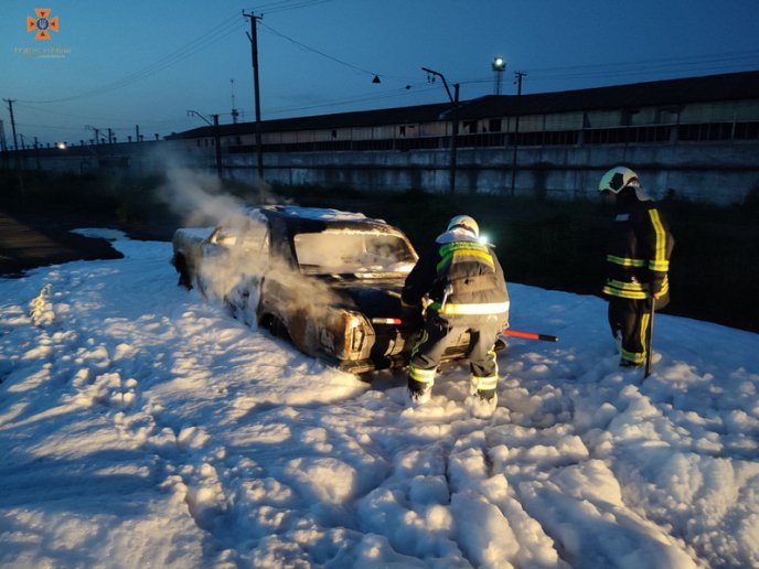 Рано-вранці на Закарпатті вщент згорів автомобіль – 01