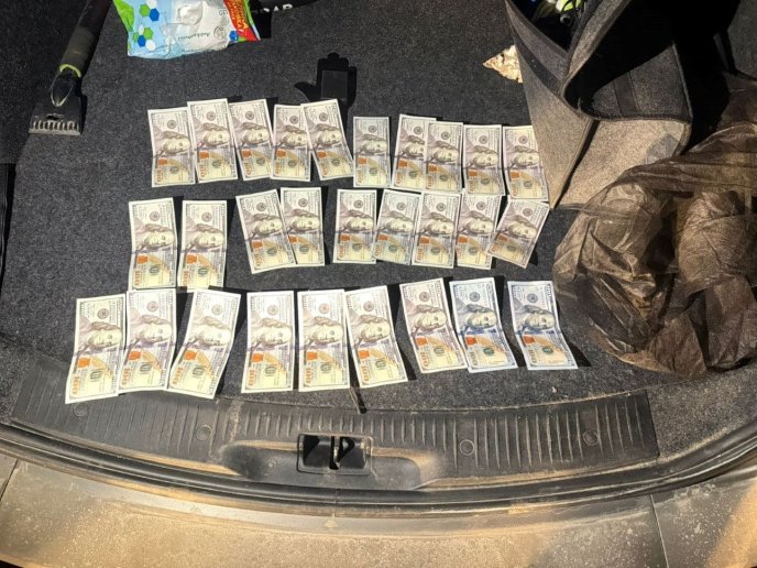 Правоохоронці знайшли та вилучили 3 тисячі доларів / фото: Західне регіональне управління ДПСУ