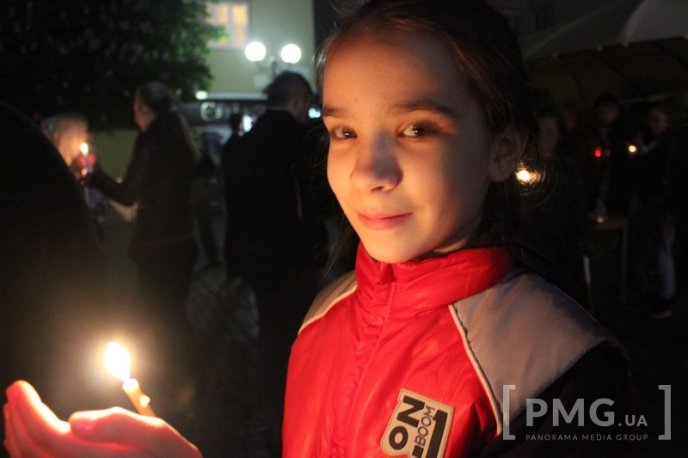 Мукачівці зустріли Благодатний Вогонь, який зійшов у Єрусалимі – 33