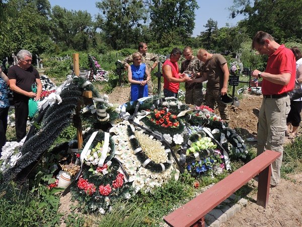 У річницю з Дня смерті бійця АТО Роланда Поповича у Берегові провели панахиду – 07