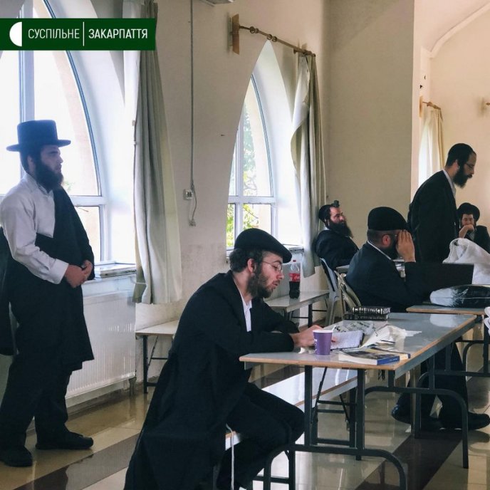 Хасиди прилетіли на Закарпаття, аби відвідати могили родичів – 02
