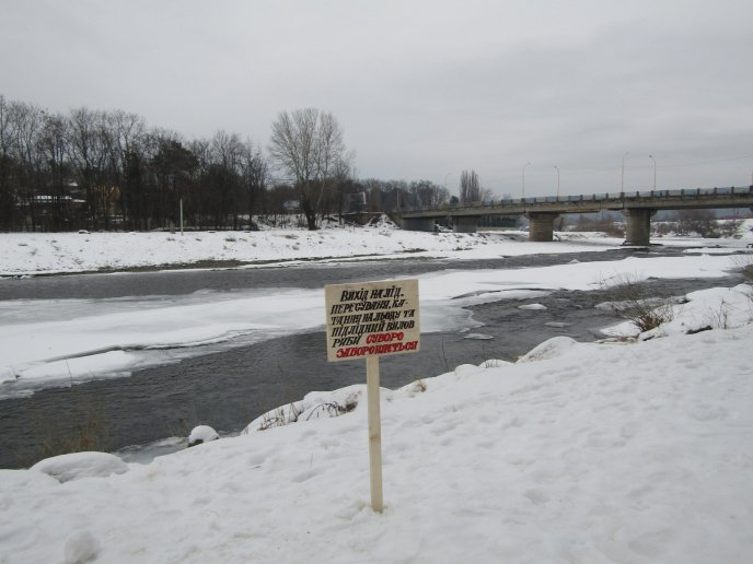 Ужгородські комунальники встановили попереджувальні таблички біля водойм – 02