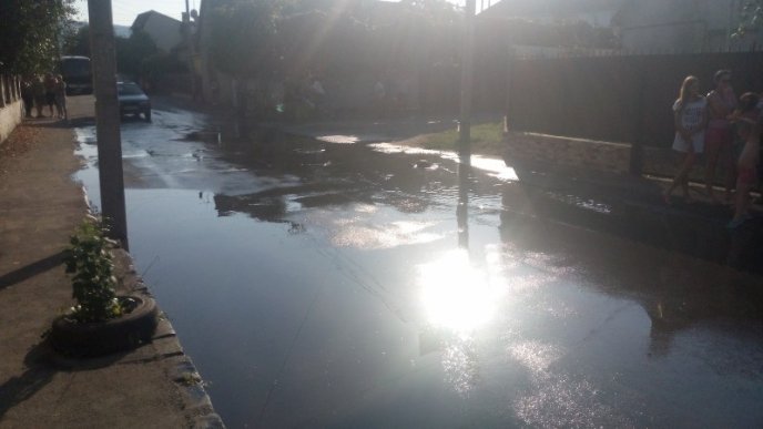 Ольга Фреймут завітала до Хуста та пройшлася на каблуках по місцевих калюжах – 02