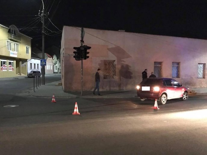На одному з перехресть Ужгорода іномарка збила велосипедиста: останнього забрала швидка – 05