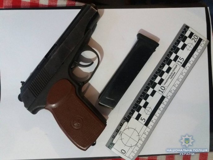 Пістолети, рушниця та ножі: поліція знайшла у двох чоловіків зброю – 03