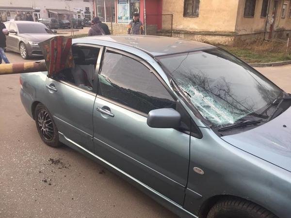 В Ужгороді вантажівка пошкодила легковий автомобіль – 02