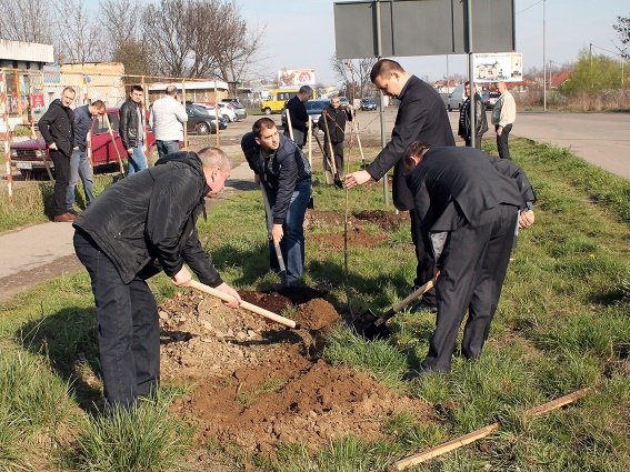 Правоохоронці висадили в Ужгороді сакури в пам’ять про загиблого колегу – 07
