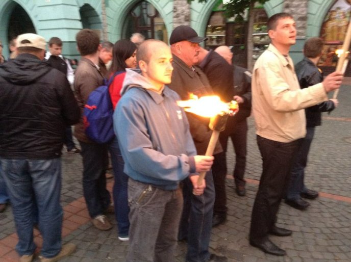 У Мукачеві провели марш пам’яті, присвячений Небесній сотні та полеглим Героям Одеси (ФОТО) – 02