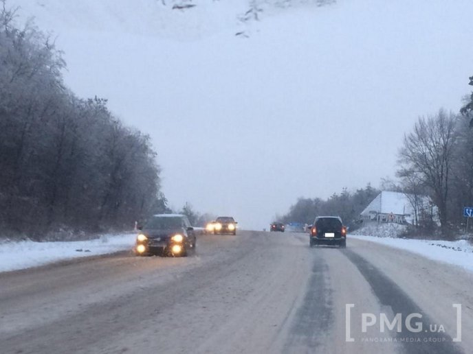 На відрізку траси "Київ-Чоп" від Ужгорода до Мукачева через снігові опади ускладнився рух автомобілів – 04 На відрізку траси "Київ-Чоп" від Ужгорода до Мукачева через снігові опади ускладнився рух автомобілів – 04
