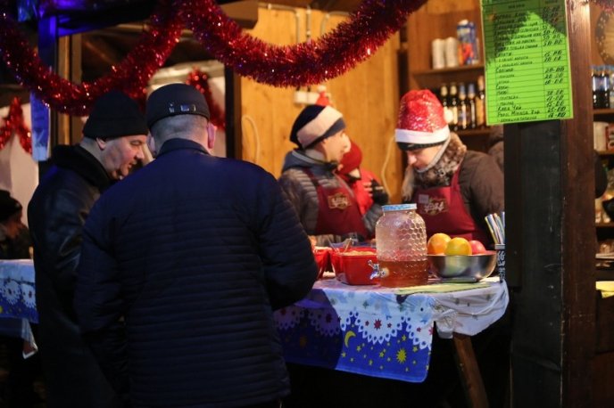 Закарпатські вина, смачні страви та дзвінкі пісні: у Мукачеві урочисто відкрили фестиваль "Червене вино" – 12