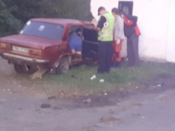 Вдосвіта водій на "Жигулях" врізався у автобусну зупинку: загинула людина – 01