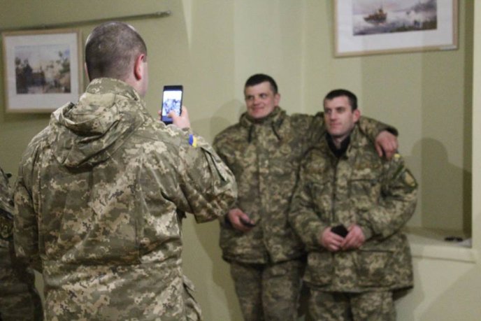 У галереї «Паланку» відкрили виставку військового художника, який малює перемогу – 06