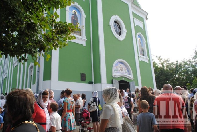 Тисячі вірників прийшли помолитись до мукачівського Свято-Миколаївського жіночого монастиря (ФОТО) – 09 Тисячі вірників прийшли помолитись до мукачівського Свято-Миколаївського жіночого монастиря (ФОТО) – 09
