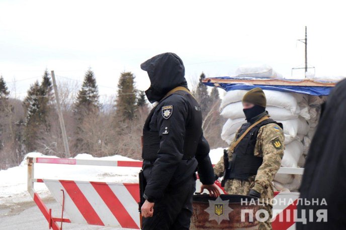 Перевіряють у всіх документи: на в’їзді в область працюють 4 блокпости – 03