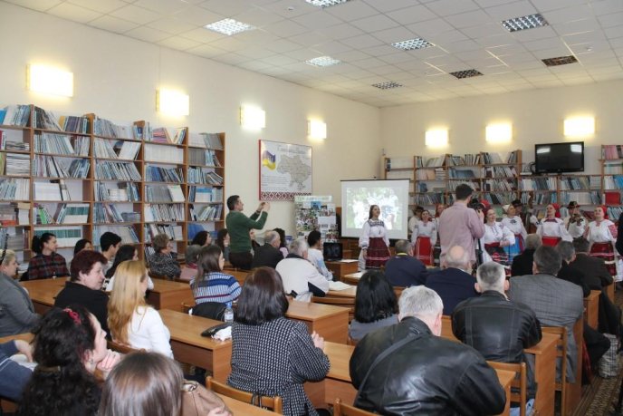 У Закарпатській обласній бібліотеці презентували книги і танцювали народні танці – 02