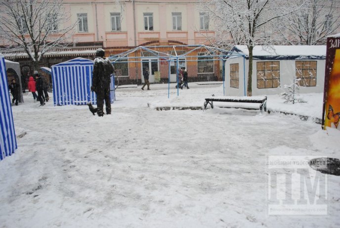 Мукачево у сніговому полоні: комунальники відкопують місто (ФОТО) – 06