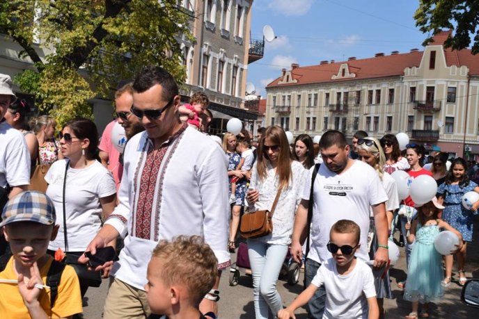 В Ужгороді проходить хода на захист сімейних цінностей – 21