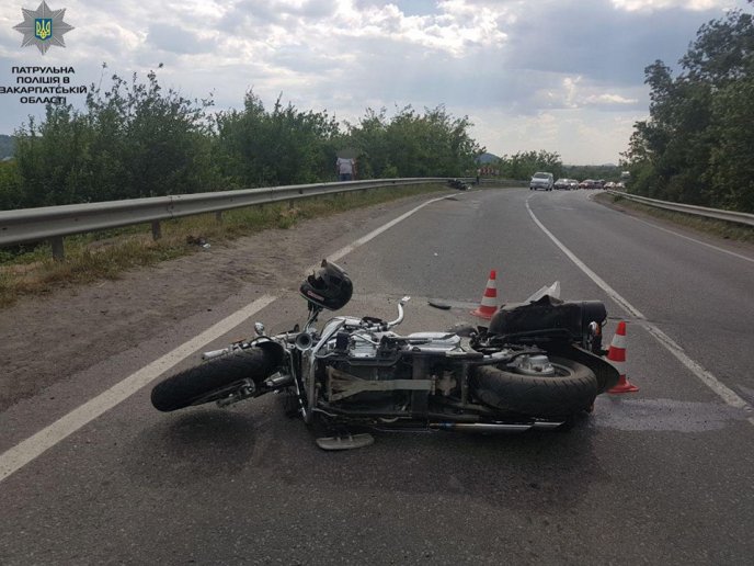 Жахлива ДТП на трасі "Київ-Чоп": "Mercedes" зіткнувся із двома мотоциклами – 05