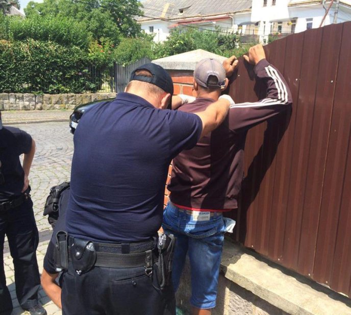 У Мукачеві патрульні виявили у мокрих кишенях затриманого наркотики – 03