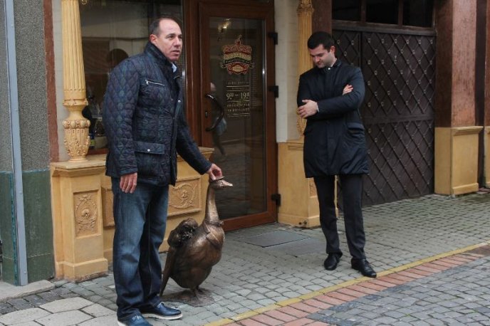 У Мукачеві з’явились дві дотепні скульптурки: гуска-фотограф та гуска-турист – 06
