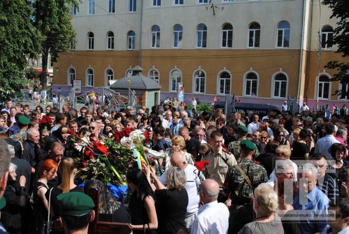 Сльози, квіти та слова подяки – у Мукачеві прощаються із загиблим Вільгельмом Штольцельом (ФОТО) – 09