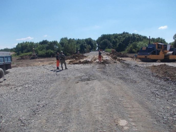 В одному із закарпатських сіл переобладнають в’їзди в двори і облаштують тротуари – 04