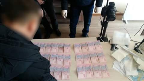 На Закарпатті затримали чиновника, який за хабарі допомагав у виготовленні біометричних паспортів "без черги" – 02