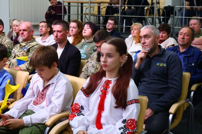 Напередодні Дня захисника України мистецтво об’єднало воїнів і дітей – 02 Діти і військові — учасники проєкту «Пліч-о-пліч»