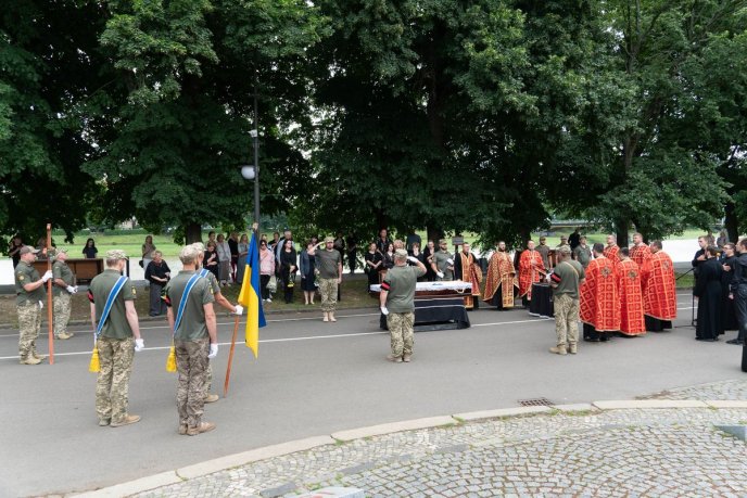 Залишилися мама, донька і брат: Закарпаття попрощалось із полеглим Героєм – 09