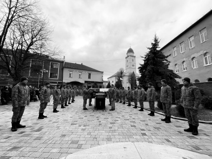 У Мукачеві попрощалися з полеглим прикордонником Олегом Орликом – 06