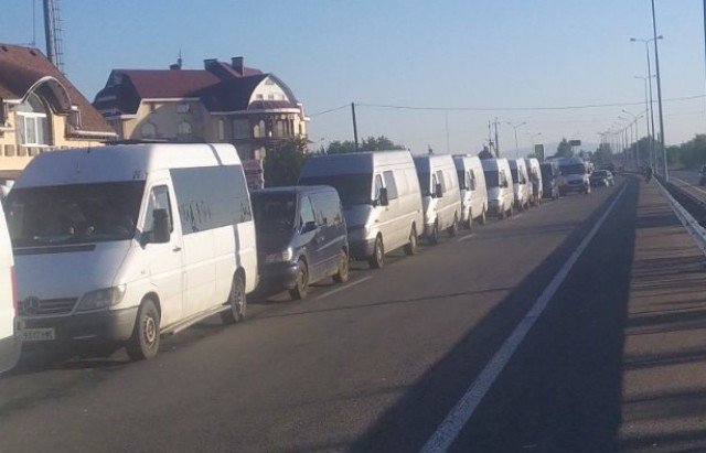 На кордоні із сусідньою країною величезні черги – 06