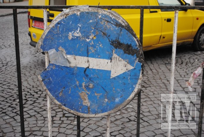 Мукачівcьким водіям перегороджують шлях до вулиці Пушкіна (ФОТО) – 05