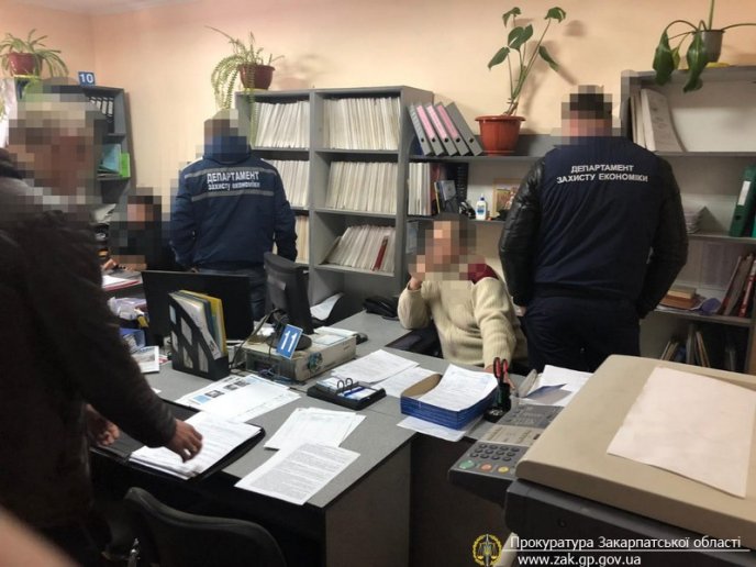 Службовець вимагав від жінки хабар – 01