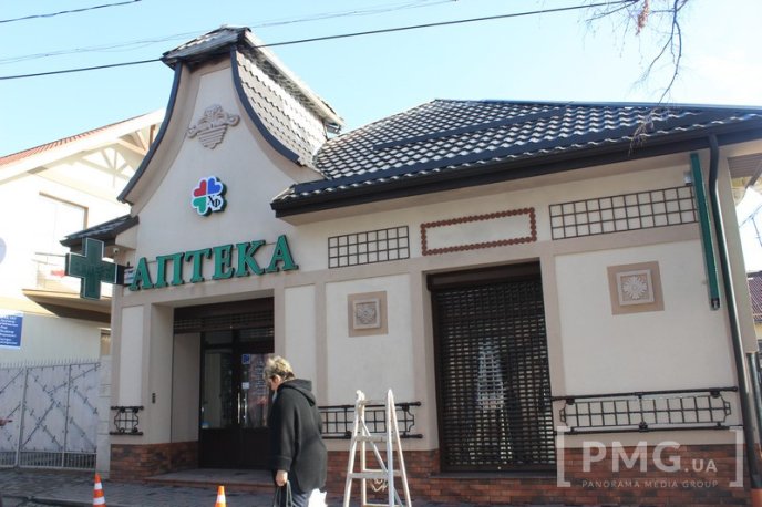 Неподалік Мукачівської ЦРЛ невідомі підпалили аптеку – 01