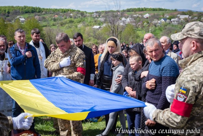 На Мукачівщині поховали загиблого на війні Героя Віктора Іньшина – 13