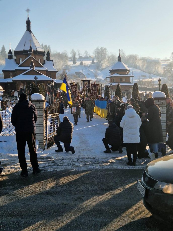Прощання з полеглим воїном у Ясінях
