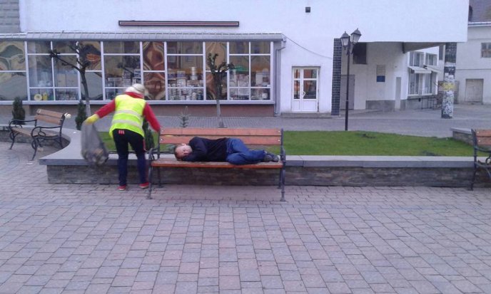 У Хусті стало "модно" спати на міських лавках – 03 У Хусті стало "модно" спати на міських лавках – 03